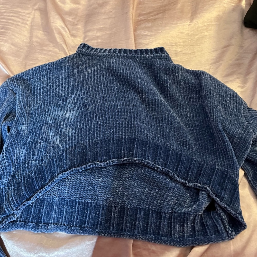 Cropped blue sweater